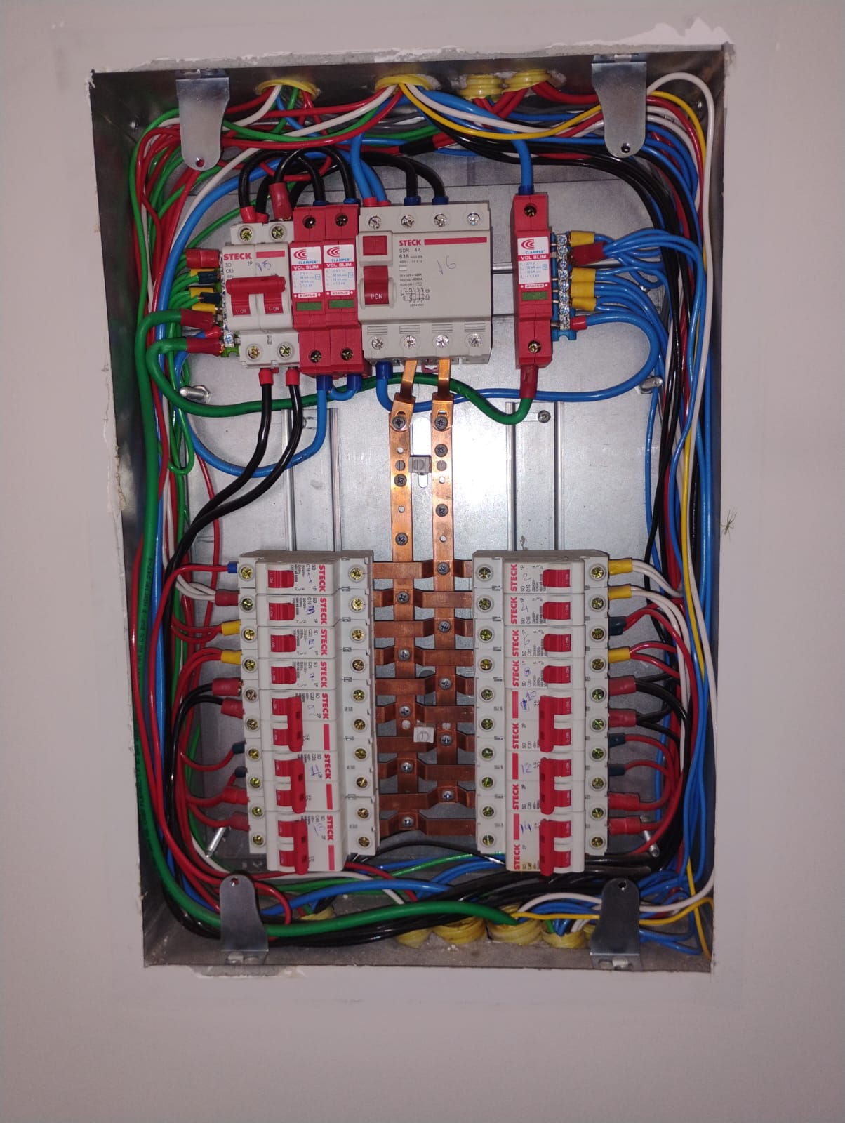 Quadro elétrico montado e identificado